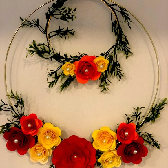 Wreath with paper flowers - Picture 1 of 6